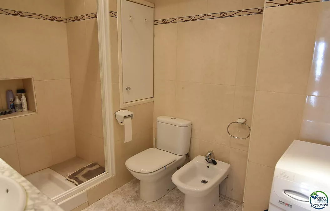 Apartment mit Touristenlizenz in Santa Margarita, Roses, mit Terrasse und Gemeinschaftspools.