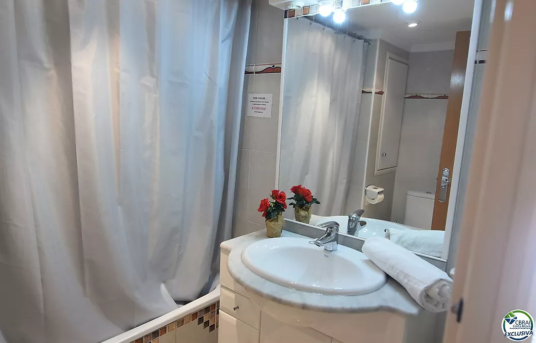 Apartment mit Touristenlizenz in Santa Margarita, Roses, mit Terrasse und Gemeinschaftspools.