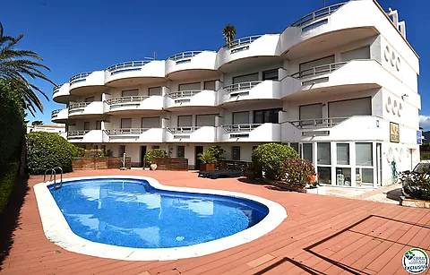 EMPURIABRAVA: Complexe exclusif de six maisons avec amarres en première ligne de mer à vendre
