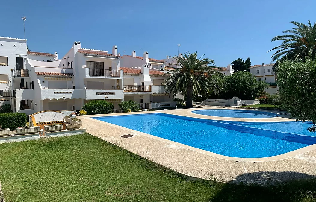 Super Appartement avec piscine communautaire à Roses Jardins