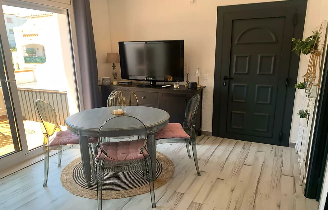 Super Appartement avec piscine communautaire à Roses Jardins