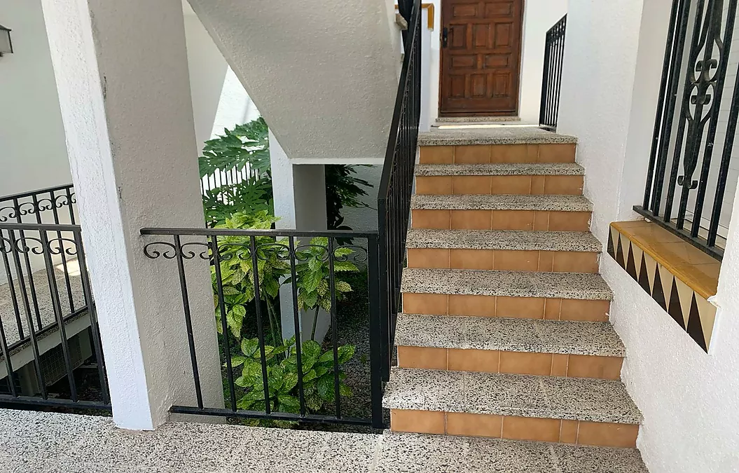 Super Appartement avec piscine communautaire à Roses Jardins