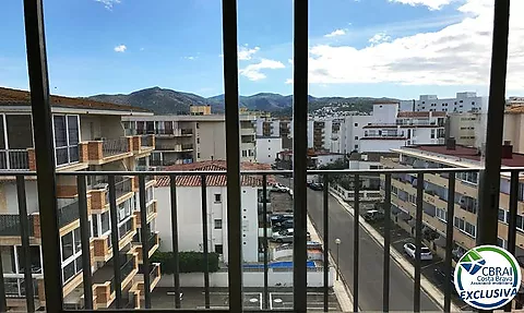 Dachgeschosswohnung mit geräumiger Terrasse in Santa Margarita Roses zu verkaufen