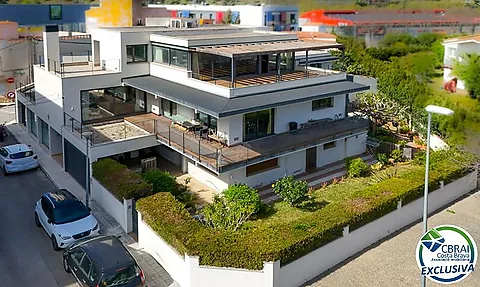 Exclusive detached house with lift, garden and multiple independent spaces in Llançà