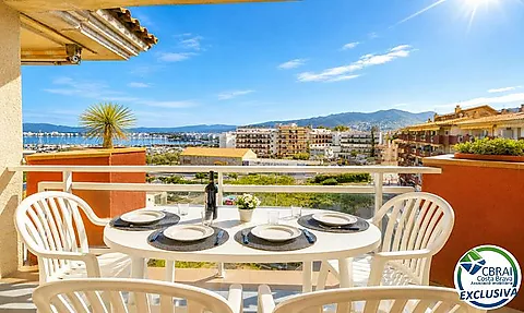 Àtic amb vistes al mar i terrassa a 200 m de la platja a Roses