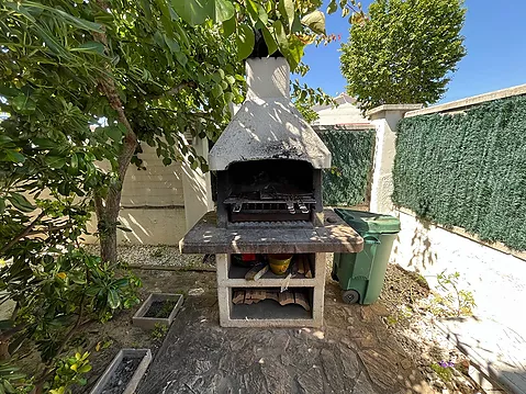 Oportunitat única: casa adossada cantonera a Empuriabrava amb terrassa i jardí