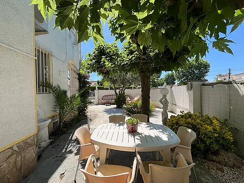 Unique opportunity: corner townhouse in Empuriabrava with terrace and garden