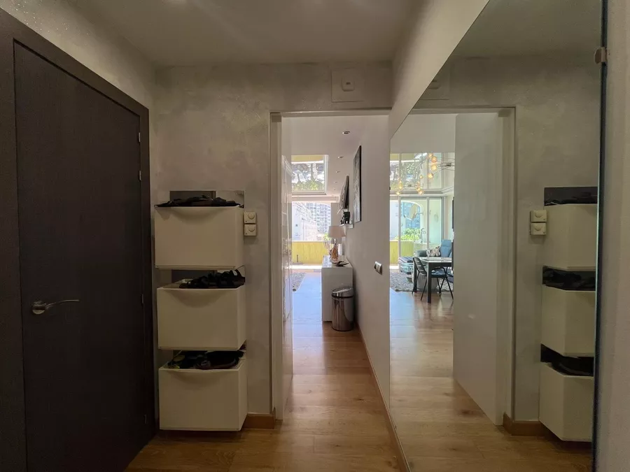 Charmante, renovierte Wohnung in zweiter Meereslinie in einem kleinen Mehrfamilienhaus. In der Nähe des Strandes und der Geschäfte von Empuriabrava.