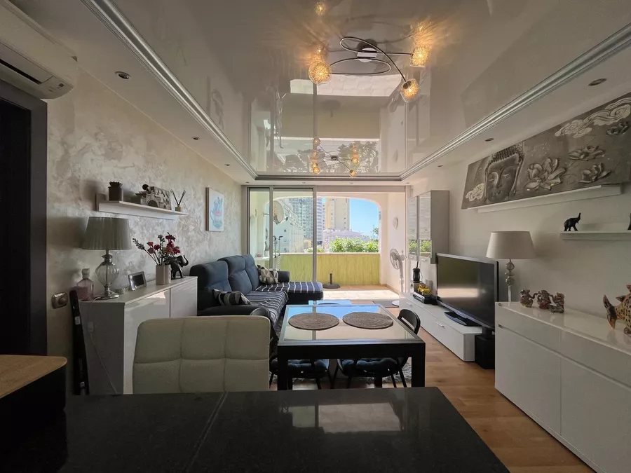 Charmante, renovierte Wohnung in zweiter Meereslinie in einem kleinen Mehrfamilienhaus. In der Nähe des Strandes und der Geschäfte von Empuriabrava.