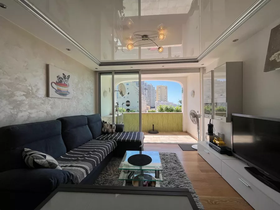 Charmante, renovierte Wohnung in zweiter Meereslinie in einem kleinen Mehrfamilienhaus. In der Nähe des Strandes und der Geschäfte von Empuriabrava.