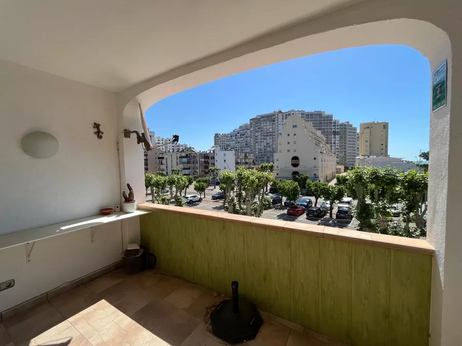Charmante, renovierte Wohnung in zweiter Meereslinie in einem kleinen Mehrfamilienhaus. In der Nähe des Strandes und der Geschäfte von Empuriabrava.
