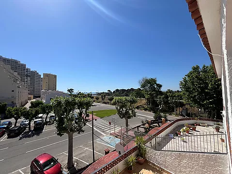 A charming, renovated flat in a small building, just a short walk from the beach and the shops in Empuriabrava.