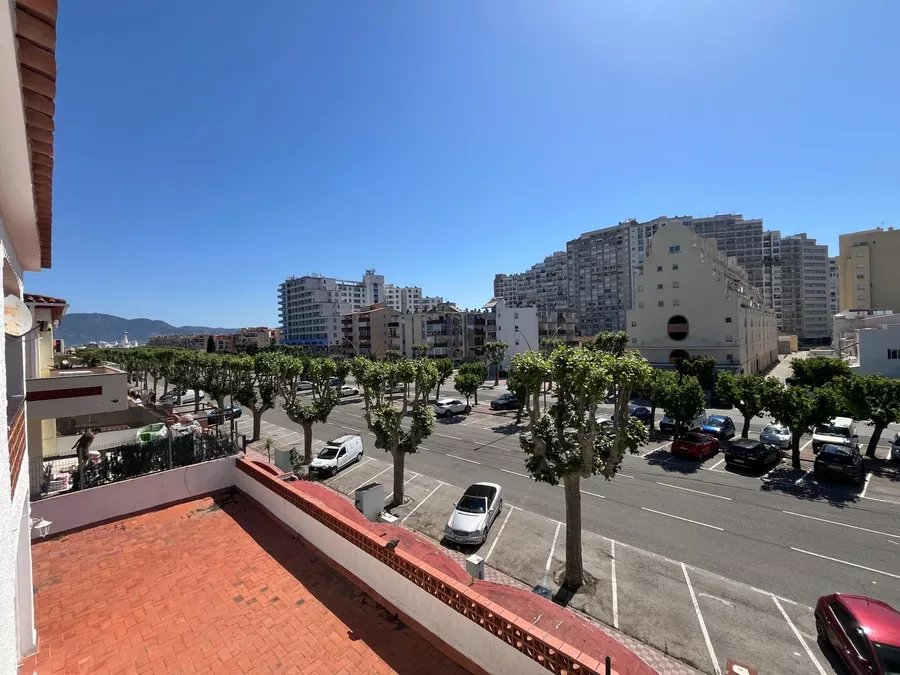 Charmante, renovierte Wohnung in zweiter Meereslinie in einem kleinen Mehrfamilienhaus. In der Nähe des Strandes und der Geschäfte von Empuriabrava.