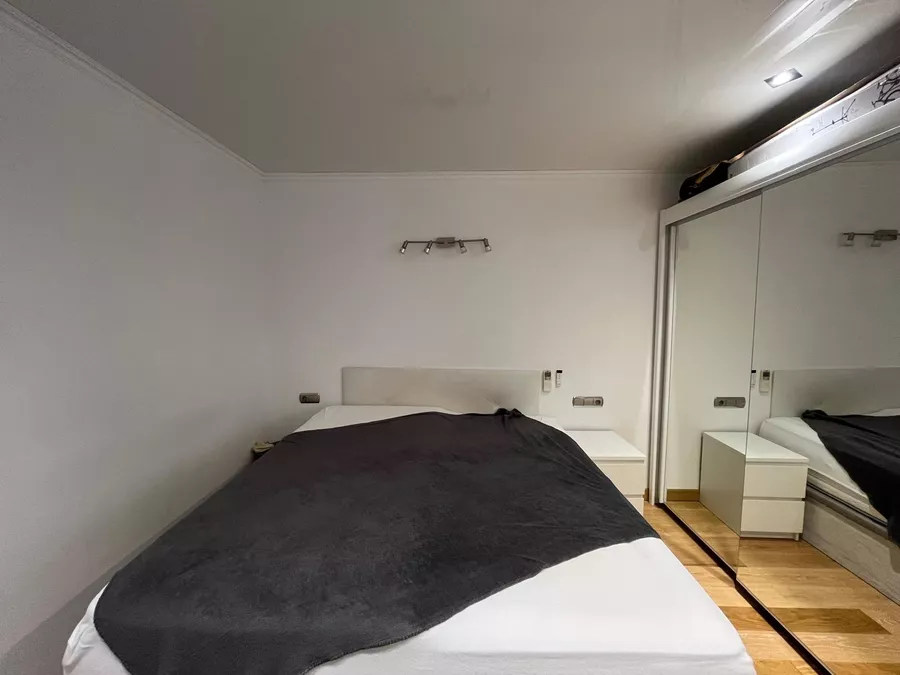 Charmante, renovierte Wohnung in zweiter Meereslinie in einem kleinen Mehrfamilienhaus. In der Nähe des Strandes und der Geschäfte von Empuriabrava.