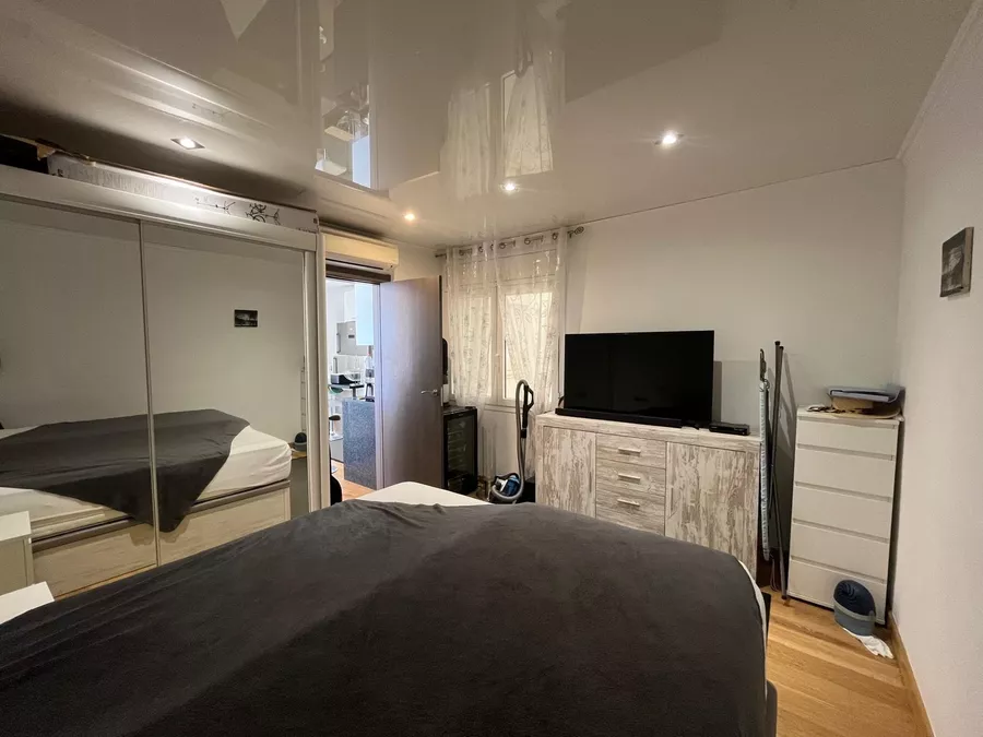 Charmante, renovierte Wohnung in zweiter Meereslinie in einem kleinen Mehrfamilienhaus. In der Nähe des Strandes und der Geschäfte von Empuriabrava.