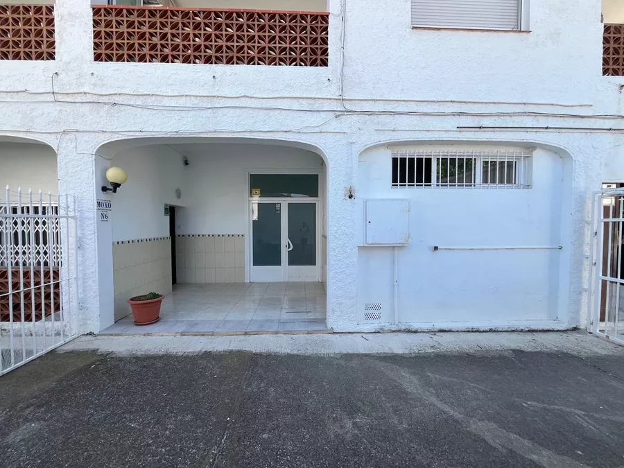Charmante, renovierte Wohnung in zweiter Meereslinie in einem kleinen Mehrfamilienhaus. In der Nähe des Strandes und der Geschäfte von Empuriabrava.