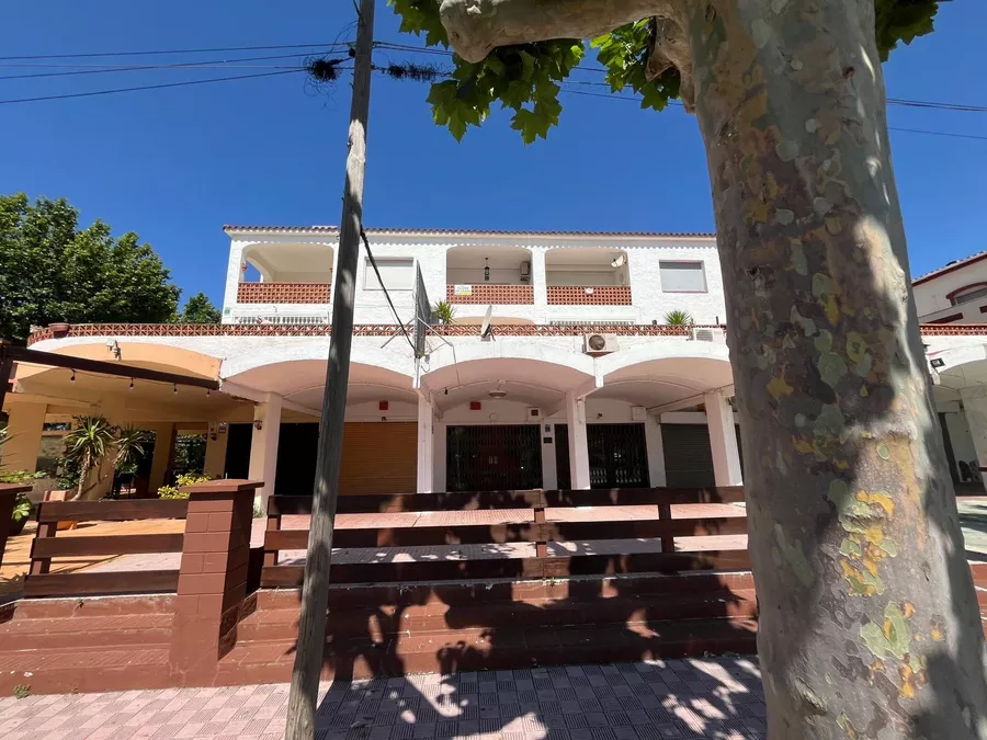 Charmante, renovierte Wohnung in zweiter Meereslinie in einem kleinen Mehrfamilienhaus. In der Nähe des Strandes und der Geschäfte von Empuriabrava.