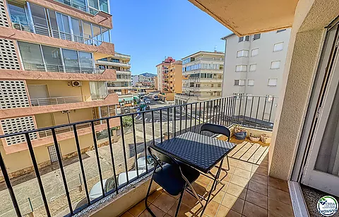 Acollidor apartament de 2 habitacions amb terrassa — Roses (Santa Margarita)
