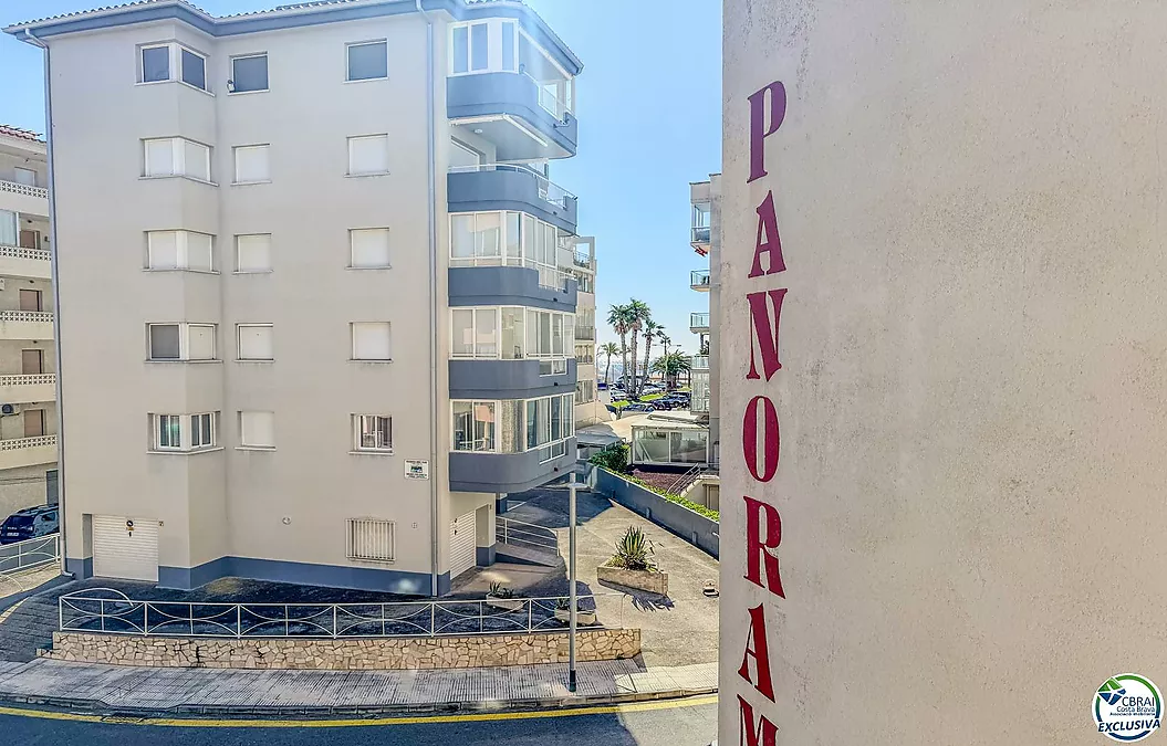 Charmant appartement de 2 chambres avec terrasse — Roses (Santa Margarita)