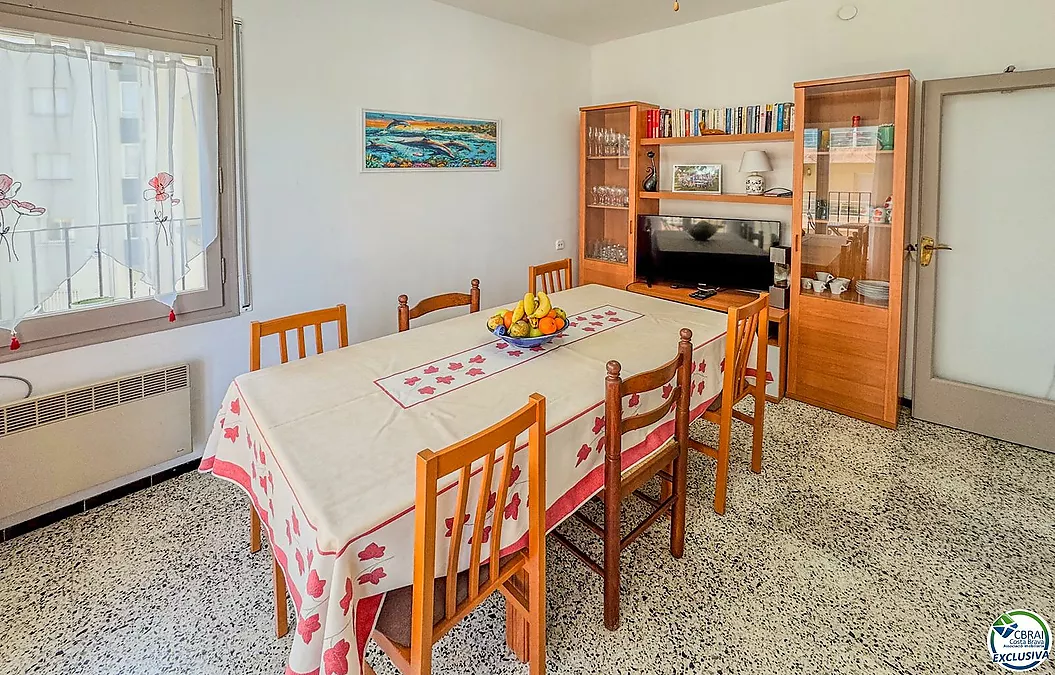 Charmant appartement de 2 chambres avec terrasse — Roses (Santa Margarita)