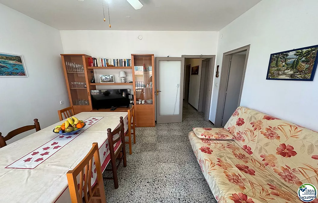 Charmant appartement de 2 chambres avec terrasse — Roses (Santa Margarita)