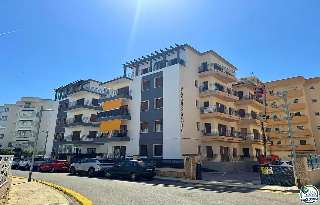 Charmant appartement de 2 chambres avec terrasse — Roses (Santa Margarita)