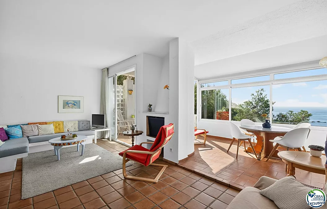 SEA VIEW VILLA IN CANYELLES: PRIVACY, NATURAL LIGHT AND THE MEDITERRANEAN TAKING CENTER STAGE
