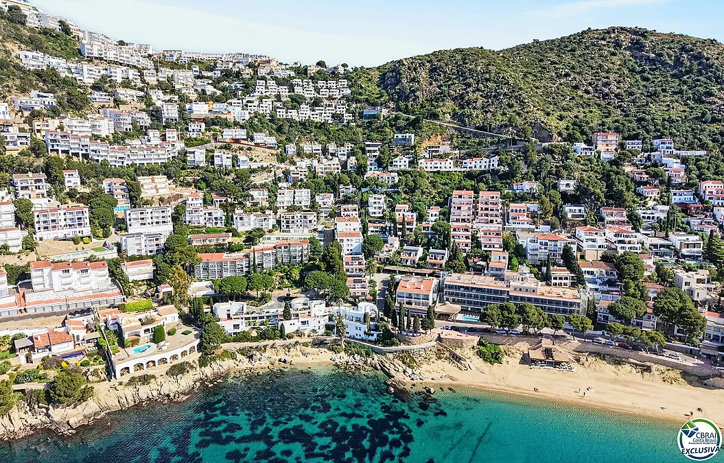 SEA VIEW VILLA IN CANYELLES: PRIVACY, NATURAL LIGHT AND THE MEDITERRANEAN TAKING CENTER STAGE