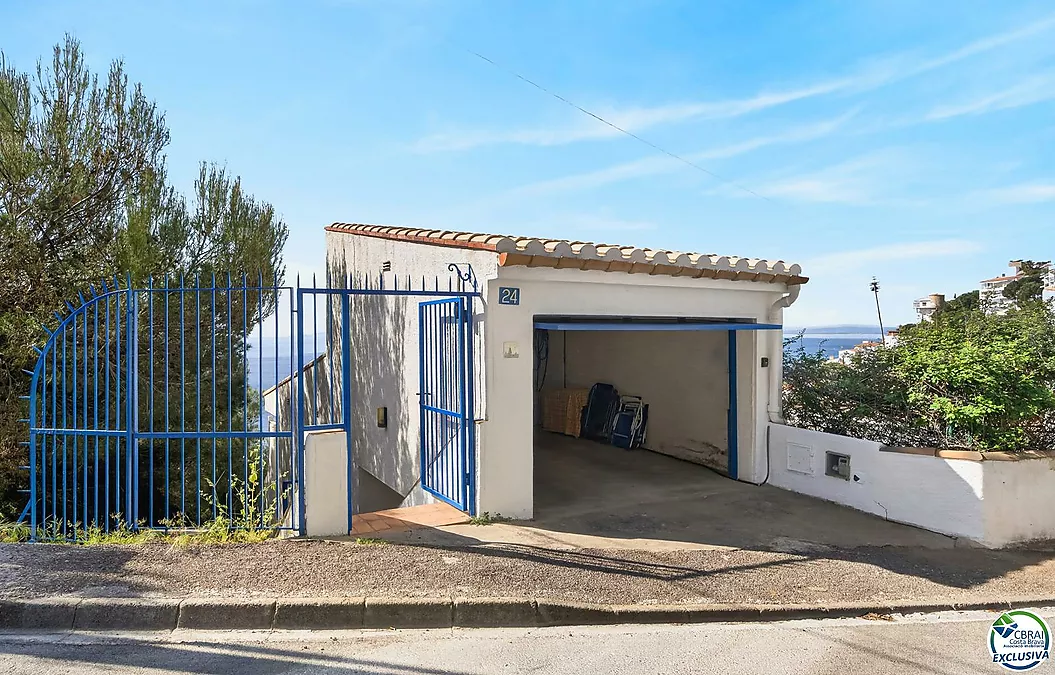 SEA VIEW VILLA IN CANYELLES: PRIVACY, NATURAL LIGHT AND THE MEDITERRANEAN TAKING CENTER STAGE