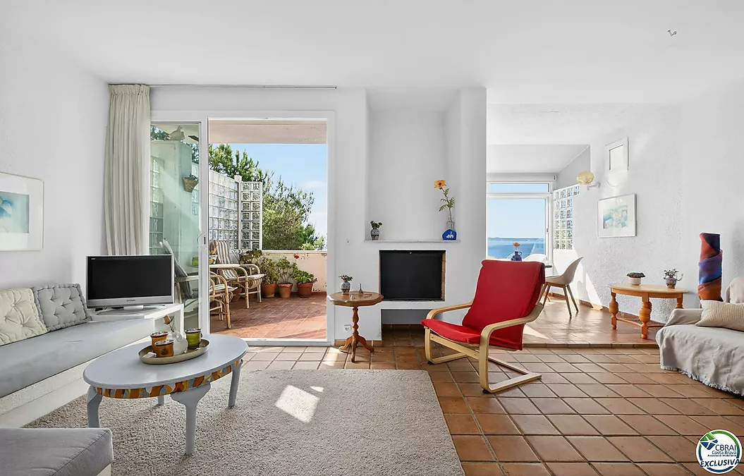 SEA VIEW VILLA IN CANYELLES: PRIVACY, NATURAL LIGHT AND THE MEDITERRANEAN TAKING CENTER STAGE