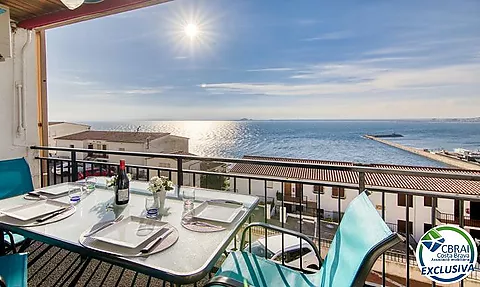 Fully renovated apartment with sea views at the 2nd pier of Roses