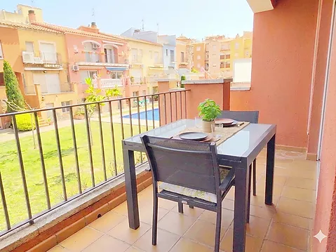 Bonica i àmplia casa de 3 dormitoris, situada en un complex residencial amb piscina i jardí comunitari.