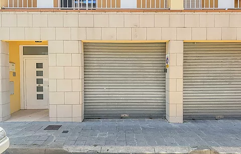 Geschlossene Garage im Herzen von Roses