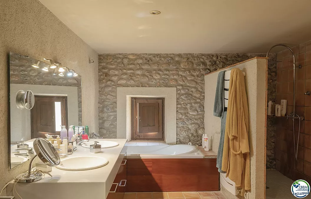 Exclusive Historic Estate in Alt Empordà with 7 Residences, Rural Tourism Licence and Established Profitability