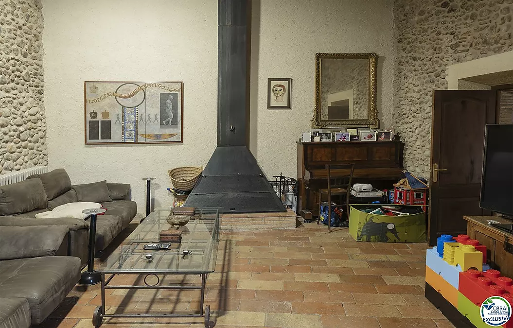Exclusive Historic Estate in Alt Empordà with 7 Residences, Rural Tourism Licence and Established Profitability
