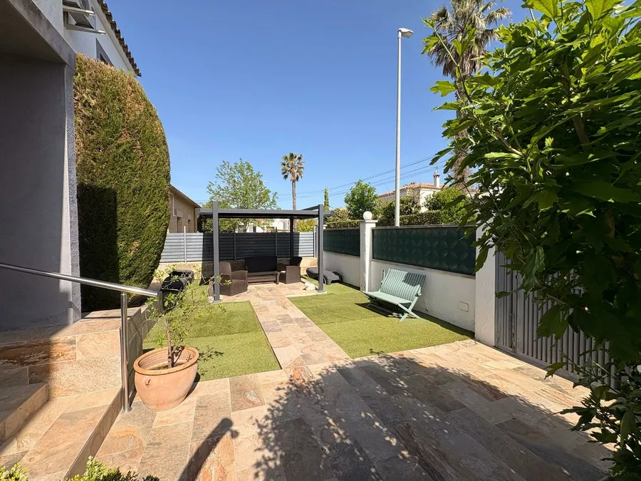 Es ven producte per a inversió en *Empuriabrava amb 3 apartaments