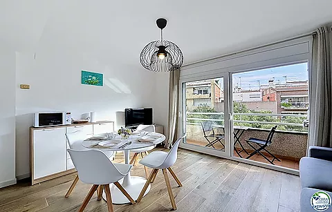Renovierte Ferienwohnung mit touristischer Lizenz im Zentrum von Rosas, 150 m vom Strand entfernt