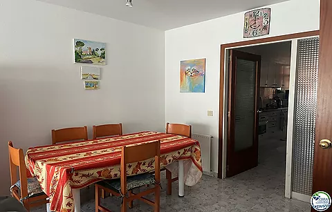 Große Wohnung im Zentrum von Roses mit Aufzug.