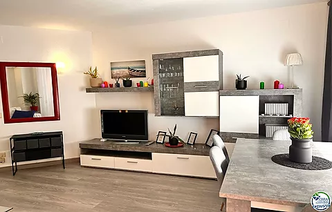 Wohnung mit großer Terrasse und seitlichem Blick auf den Kanal
