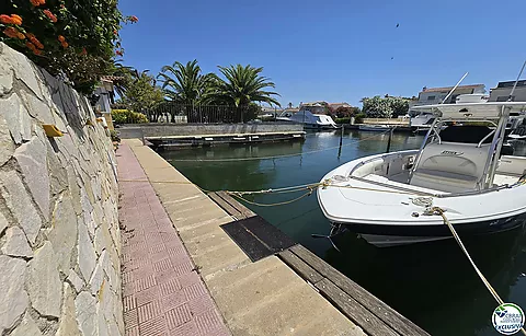 Grande amarre 14x3,70 m avant les ponts avec appartement et parking