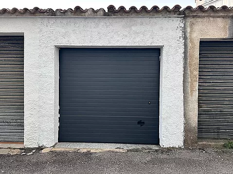 Die Garage ist im Zentrum von Empuriabrava geöffnet und befindet sich in idealer Lage in der Nähe von Geschäften und nur wenige Minuten vom Strand ent