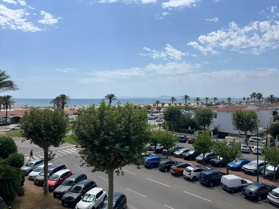 Apartamento de playa en la hermosa Costa Brava directamente en 1ª línea de mar en Empuriabrava