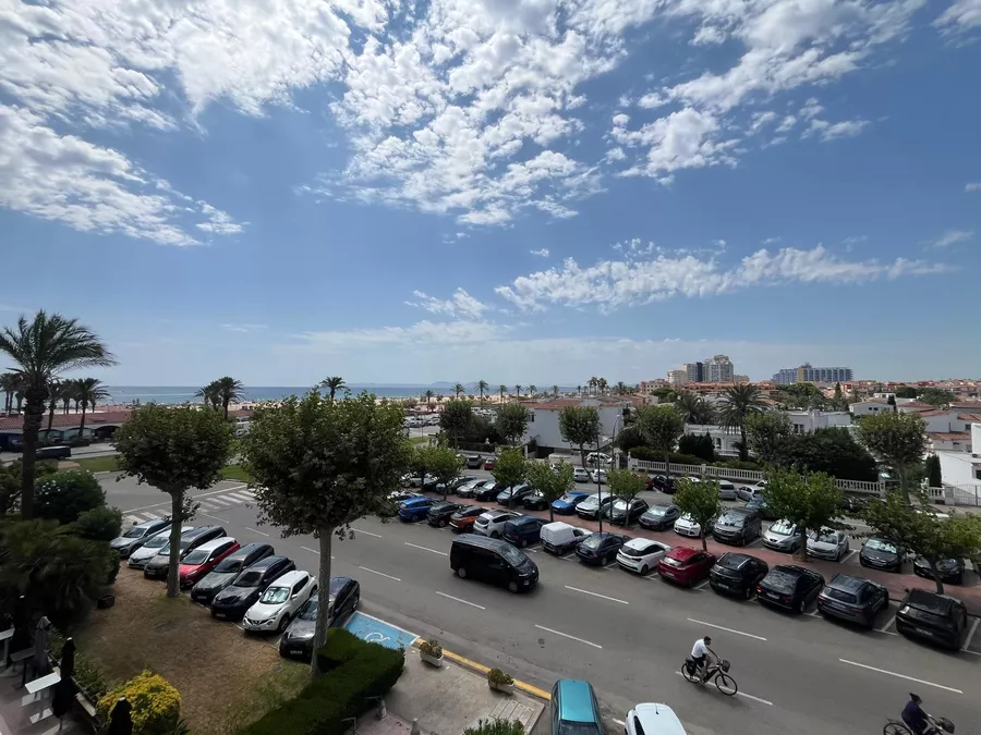 Apartamento de playa en la hermosa Costa Brava directamente en 1ª línea de mar en Empuriabrava