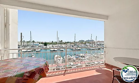 PORT GREC NAUTICA Appartement avec cabine à rénover, offrant une vue sur le canal principal d'Empuriabrava