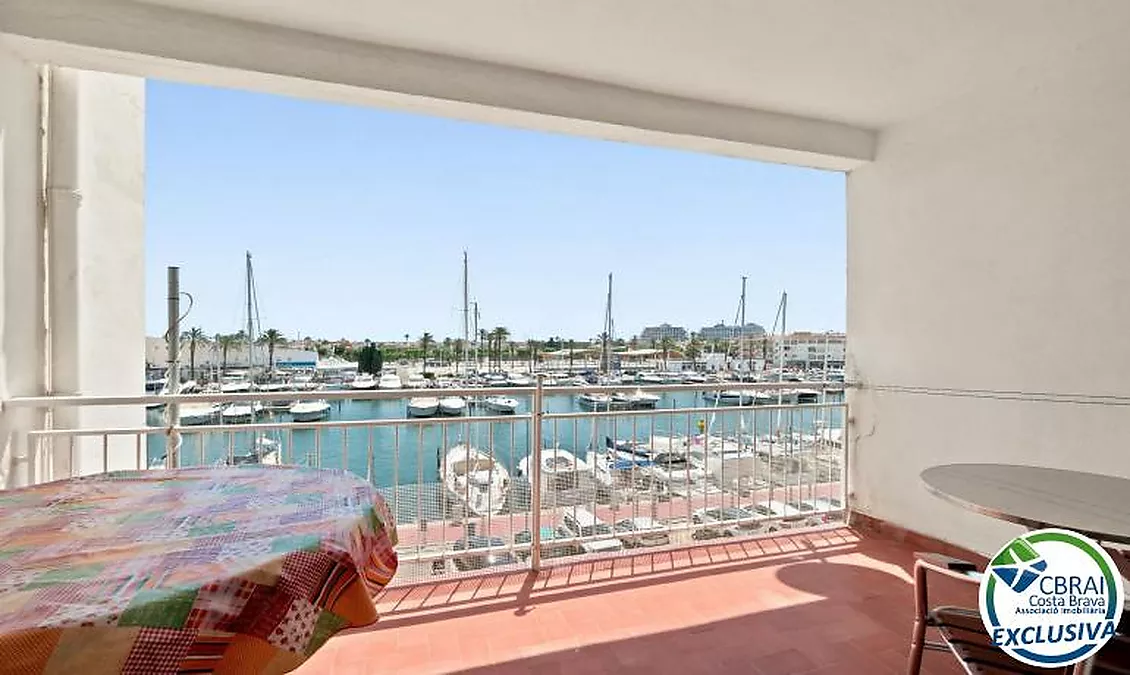 PORT GREC NAUTICA Appartement avec cabine à rénover, offrant une vue sur le canal principal d'Empuriabrava
