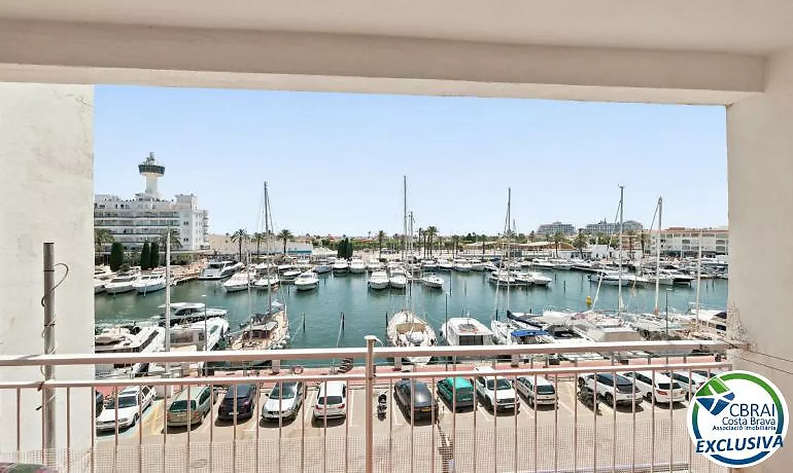 PORT GREC NAUTICA Appartement avec cabine à rénover, offrant une vue sur le canal principal d'Empuriabrava