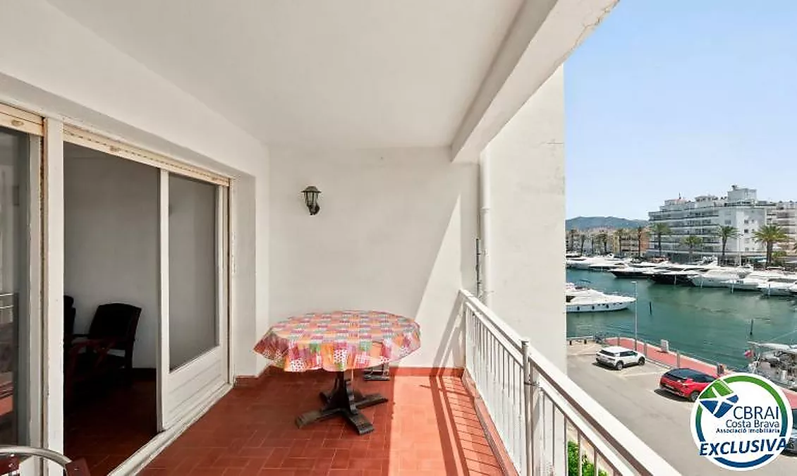 PORT GREC NAUTICA Appartement avec cabine à rénover, offrant une vue sur le canal principal d'Empuriabrava