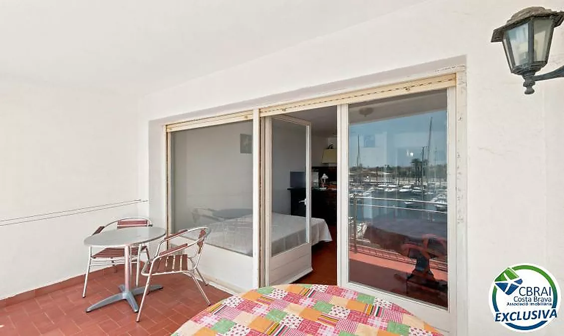 PORT GREC NAUTICA Appartement avec cabine à rénover, offrant une vue sur le canal principal d'Empuriabrava