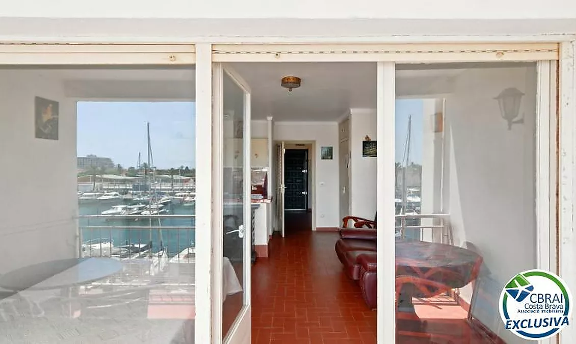 PORT GREC NAUTICA Appartement avec cabine à rénover, offrant une vue sur le canal principal d'Empuriabrava