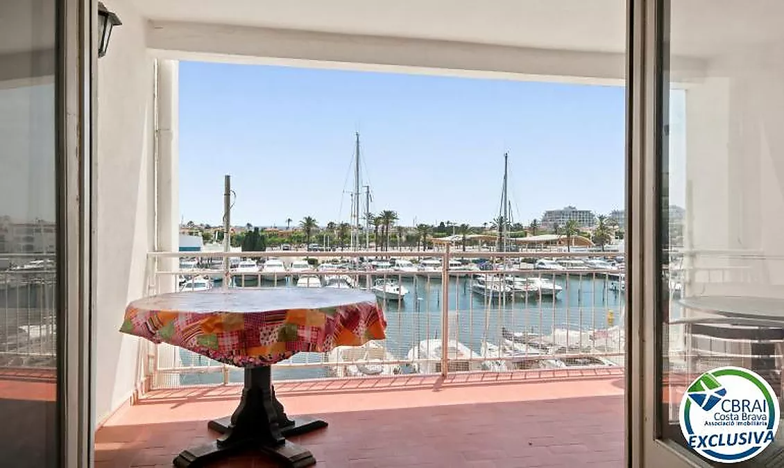 PORT GREC NAUTICA Appartement avec cabine à rénover, offrant une vue sur le canal principal d'Empuriabrava